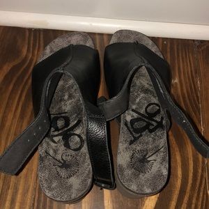 OTBT black leather wedges